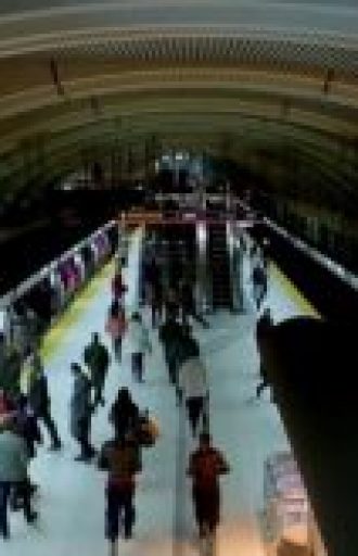 photo of commuters using toronto trains