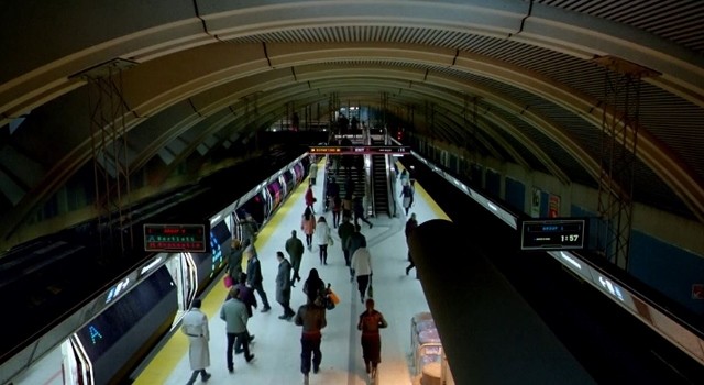 photo of commuters using toronto trains